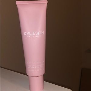 Kylie Jenner Walnut Scrub